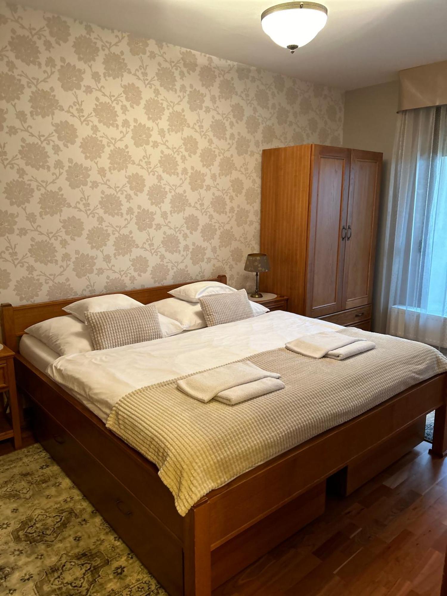 Danube Terrace Elegant With 2 Bedroom With Free Air Conditioner And Private Parking Budapest Exterior photo